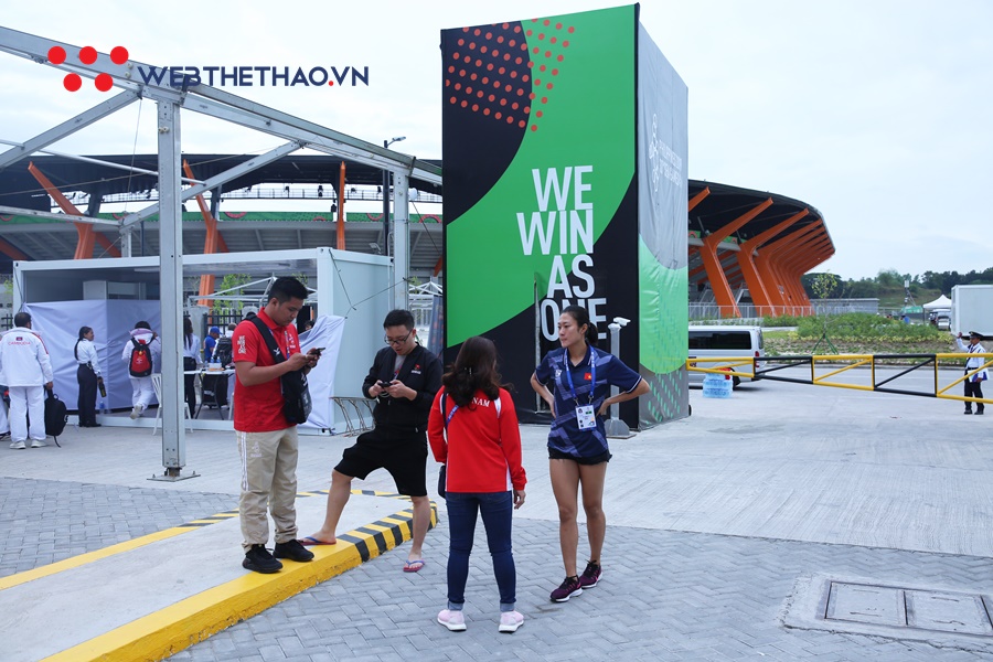 Cô trò Lê Tú Chinh bay vòng vèo tránh bão để tới Philippines dự SEA Games 30